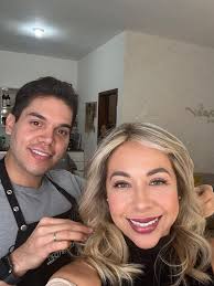 She looks great with the lighter hair