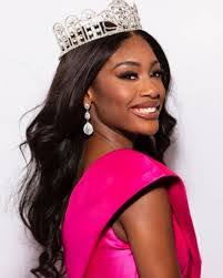 Meagan Fuller's Instagram, Twitter & Facebook