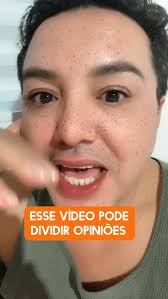 As tais "celebridades" , os intelectuais que ganham fortunas ao militarem  para a esquerda ...os endinheirados que defendem o socialismo , mas vivem  nos Estados Unidos ...e mandam os filhinhos viverem lá ...