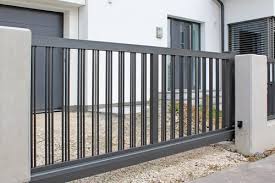 Dies funktioniert über eine laufschiene sie brauchen also seitlich viel platz. Schiebetore Elektrisch Und Mechanisch Aus Aluminium Guardi