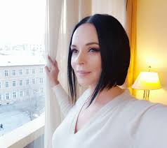 Nicole cherry traieste de aproape trei ani, o frumoasa poveste de dragoste alaturi de florin popa, un barbat care este mai mare cu opt ani decat frumoasa cantareata langa florin am crescut si in bratele lui am devenit femeie. DupÄƒ Trei DivorÈ›uri Se GandeÈ™te Din Nou La CÄƒsÄƒtorie EÈ™ti InsÄƒrcinatÄƒ Andreea Marin A RÄƒspuns Cu Zambetul Pe Buze Vedete Avantaje Ro De 20 De Ani Pretuieste Femei Ca Tine