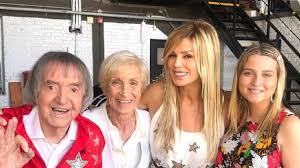 El 2 de septiembre de 2009 fue invitado al programa justo a tiempo de julián weich emitido por telefe y prometió donar el chupetómetro para que se siguiera la tradición de ayudar a los chicos a dejar el chupete.el mismo carlitos contó que lo tenía en el living de su casa e invitaba a los chicos que dejen su chupete cuando lo visitaban. Carlitos Bala Estaria En El Hospital Mendovoz