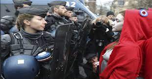 Blog 3 Choses A Retenir De La Photo Des Marianne Face Aux Gendarmes Gilet Jaune Bonnet Phrygien Marianne