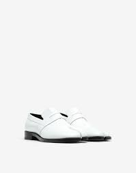 Year after year, maison margiela introduced tabis in new materials, from denim to glitter to an actual invisible iteration—just a after the internet's steve lacy saw boothe wearing tabi slippers at a shake shack in downtown l.a., boothe helped lacy get a grip of black, white, and. Maison Margiela Tabi Leather Loafers Women Maison Margiela Store