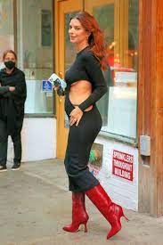 Emily ratajkowski has announced she is pregnant with her first child. Emily Ratajkowski S First Maternity Look Involves A Cut Out And Midriff Vogue