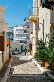 Mit direct ferries können sie griechenland fähren buchen und fahrpläne, routen, häfen und preise vergleichen um die beste griechenland fähre für sie zu finden. Strasse Mit Schritten In Sitia Stadt Kreta Griechenland Lizenzfreie Fotos Bilder Und Stock Fotografie Image 86256156