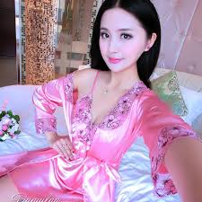 Donc, trouver une robe de mariée parfaite est très important. Les Jeux De Robe De Femmes Mini De Nuit Vetements De Nuit En Soie Dentelle Peignoir Chemise De Nuit Deux Pieces Chemise De Nuit De Mariage Mariee Demoiselle D Honneur Robe