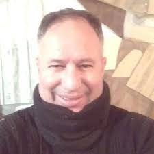 도널드 트럼프 대통령이 백악관 웨스트 윙 옥상에서 산책을 나섰습니다. 기자들이 뭐하냐고 소리 지르자 “잠시 산책을 하고 있다”고  답했다. "