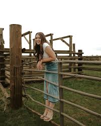 Ellie Ison (@ellieison235) • Instagram photos and videos