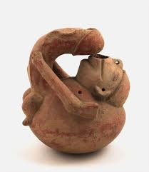 แจกันที่แสดงภาพร่างนอนราบถืออวัยวะเพศชายขนาดใหญ่ วัฒนธรรม Ylama, 1200-100  ปีก่อนคริสตกาล ปัจจุบันจัดแสดงอยู่ที่มูลนิธิ Aburrá ในโคลอมเบีย [867x1000]  : rArtefactPorn