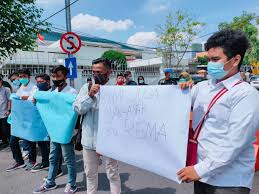 Adapun perinciannya, dibagi menjadi dua dilihat dari sisi status pelakunya hadits ini sebagai dalil, akan wajibnya hukuman bagi pelaku zina yang bukan muhshon dengan dicambuk seratus kali. Risma Dilaporkan Ke Polisi Karena Sebut Eri Anaknya Anak Anak Bu Risma Membela Suara Surabaya