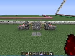 How To Make A Simple Redstone Door Minecraft Designs Minecraft Redstone Tutorial Minecraft Blueprints