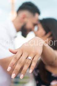 El tipo de anillo es cuestión own, y lo lleva solo l. Anillo De Compromiso En El Dedo De La Mano Stockipic Compra Y Vende Fotos De Stock En Ecuador