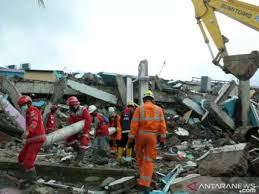 Gempa yang mengguncang sulbar dengan magnetido 6,5,membuat panik warga sulbar kususnya di malunda,mamuju dan majene.gempa ini membuat kelumpuhan perekonomian khusnya dimalunda. Kisah Pencarian Korban Di Reruntuhan Akibat Gempa Mamuju Rumah Sakit Rata Dengan Tanah Indozone Id