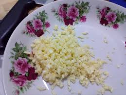 Bawang putih dilapisi oleh bongkol atau kulit luar yang cukup keras. Surayamsyed Minyak Bawang Putih Goreng