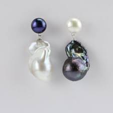 Black And White Baroque Pearl Earringsmismatched Two Pearls Etsy Baroque Pearl Earrings Bridesmaid Pearl Earrings Pearl Earrings