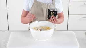 Hjemmelaget vaffelrøre holder seg minst en uke i kjøleskapet og kan fint fryses og tines senere. Verdens Beste Vafler Oppskrift Matstart