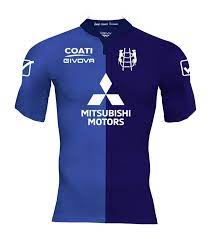 The home kit is a reinterpretation of the traditional black and white stripes in order to guarantee a 3d effect. Chievo Verona 2019 20 Third Kit