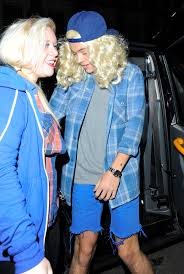 Harry has been vocal about the fact that he was going to chop his 'do in the name of donating his hair to harry's hair is still in prime form…and you don't need to worry about not recognizing him. Pic Harry Styles In Blond Wig 1d Singer Wears A Funny Costume Hollywood Life