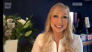 Hanes Amanda Protheroe-Thomas sydd ar hyn o bryd yn gwirfoddoli wrth roi  brechlyn Covid-19 yn Llundain.