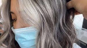 Gray blending: conheça as mechas de transição para os fios grisalhos