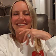 HEART U MOST 3 un sweat-shirt blanc confortable avec des noms personnalisés  en cœur rouge