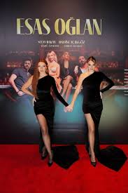 Esas Oğlan için aynı elbiseyi giymişlerdi! Hadise ve Seda Bakanın süper  lüks elbiselerinin fiyatı dudak uçuklattı! - Gazete Birlik