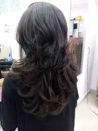 Subtle golden highlighting adds colour depth and shine to this cute example of easy haircuts for fine or medium hair. Step With Layer Hair Cut For Long Hair Novocom Top