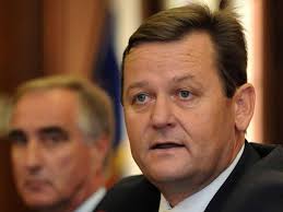 Skrita na parkirišču sta čakala žrtve