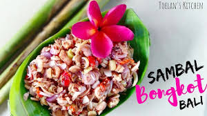 Hari raya galungan, tempat wisata bali makin ramai bila tak mengonsumsi daging babi, kamu dapat membuat sendiri kuliner khas bali ini menggunakan daging ayam. Resep Tum Kulit Babi Khas Bali Balinese Pork Skin Blood Recipe Pipilan Kitchen Youtube
