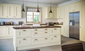 bella oakgrain cream, shaker kitchen