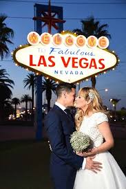 20 Wedding Photos You Must Have Vegas Wedding Photos Vegas Wedding Vegas Wedding Chapel
