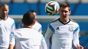 Alejandro sabella permanecía ingresado desde el pasado mes de noviembre en un centro hospitalario, a causa de problemas coronarios que arrastraba desde años atrás. Lionel Messi Stands Alongside Diego Maradona Says Argentina Coach Alejandro Sabella