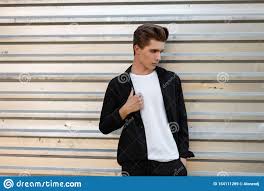 Vous pouvez choisir une chemise noire à carreaux, à pois ou à rayures. Jeune Homme Elegant Moderne Avec Une Coiffure Elegante Dans Une Chemise Noire A La Mode Dans Un T Shirt Blanc Dans Des Pantalons Image Stock Image Du Rester Urbain 154111289