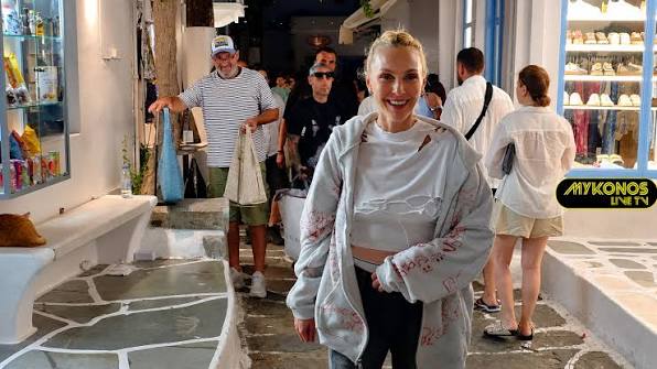 Τάμτα: Σπάνια βραδινή κοινή εμφάνιση με τον Πάρι Κασιδόκωστα στα σοκάκια  της Μυκόνου (Βίντεο) | Celebrity | LIFESTYLE - SHOWBIZ