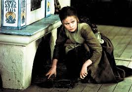 Popelka snaživě zametá rozsypaný popel, macecha s dcerou sestupují na dvůr, ochutnávají nesoucí se maso (když doře kousek upadne, bez zaváhání se ho ujme pejsek tajtrlík a uteče pryč). Vite Kde Popelka Ztratila Strevicek Vylet Do Pohadky Idnes Cz