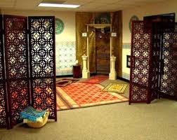 Tekstur dan warna yang lembut pada dinding dan lantai memberikan suasana tenang bagi penghuninya. Desain Interior Mushola Di Dalam Rumah