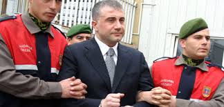 Yengeç burcu erkeği olan sedat peker 90'lı yıllarda türkiye'de ortaya çıkan mafya oluşumlarının içerisinde yer aldığı iddia edilerek yargılandı. Sedat Pekerin Annesi Vefat Etti