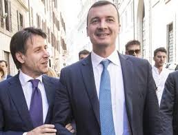 Stando a quanto riportato dal sito money.it, in nome della trasparenza, il governo ha recentemente pubblicato. Casalino Supera Conte Ecco Quanto Guadagna Il Portavoce Del Premier Il Paragone