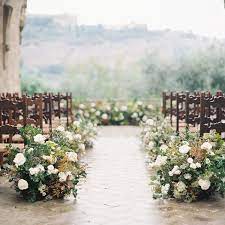 The perfect alternative to a traditional flower arch or altar, a flower wall is both captivating and original. Wedding Arrangements And Bouquets Checklist