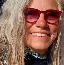 Die stofbank hang op die horison maar die veld is vrolik.....