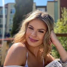 Kelly Scheidler's Instagram, Twitter & Facebook