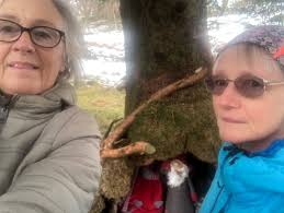 Systrene Edith og Ingrid finn julenissane.