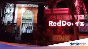 Sekolah ini menitikberatkan pada kejuruan teknik kimia. Viral Sekolah Jadi Hotel Ada Papan Nama Reddoorz