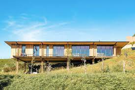 Ici, la plupart des maisons sur pilotis semblent flotter sur la lagune. Une Maison Bois Sur Pilotis Lumineuse Pour Vivre Dedans Dehors Par Beltza Architecture