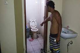 Ngintip cewek di kamar mandi astaga!!! Ngeri Ibu Pengidap Gangguan Jiwa Buang Bayi Ke Kamar Mandi