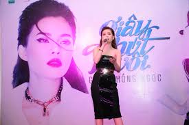 Hồ Ngọc Hà rạng rỡ chúc mừng Giang Hồng Ngọc