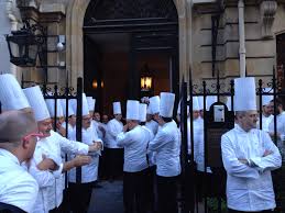 Pronti Per La Serata Di Gala Al Consolato Italiano A Parigi Ampi In Gita Da