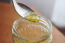 Se spune ca doar mierea naturala se zahariseste, fapt ce poate fi remediat prin cufundarea pentru un timp a borcanului in apa calda.mierea naturala, fara aditivi, nu se strica niciodata, datorita proprietatilor sale antiseptice, fiind. Mierea De Cristalizarea CondiÈiile De Depozitare Fermentare Termen De Expirare Fagurele Cu Miere