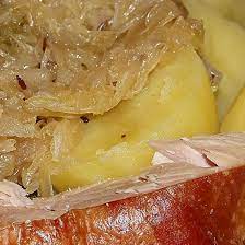 Quelqu'un aime se régaler de choucroute en combinaison avec d'autres légumes et de la viande ces substances sont extrêmement importantes pour une bonne digestion, pour normaliser le métabolisme, pour l'élimination complète des produits. Mousel Cantine Une Bonne Choucroute Luxembourg